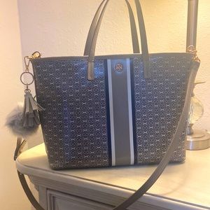 Tory Burch shoulder and long strap for a crossbody carry. Gemini link style.